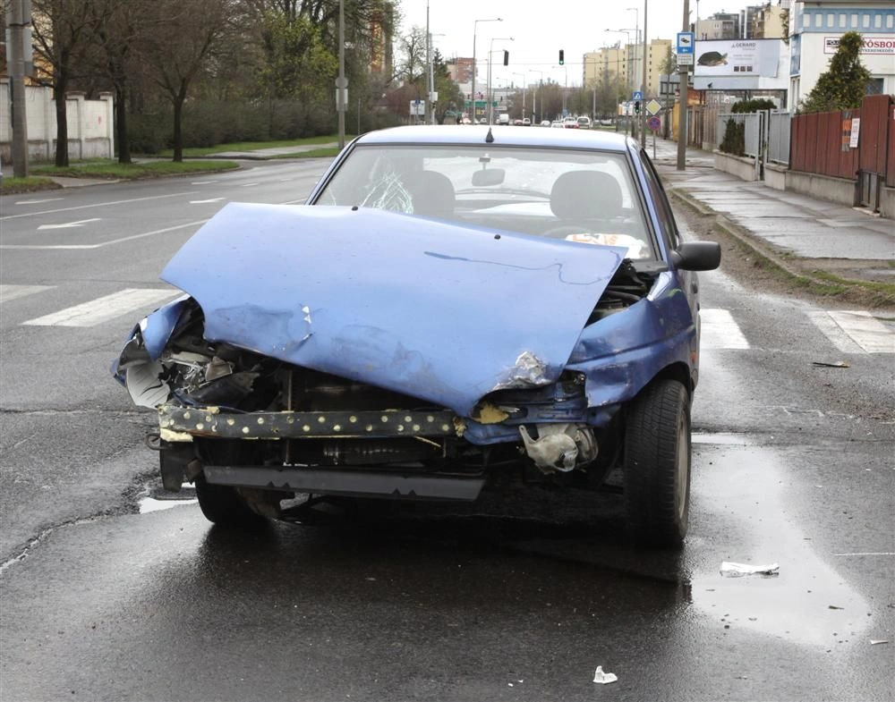 A Lévay és Szilágyi utcák kereszteződésében ütközött két autó kedd délelőtt.