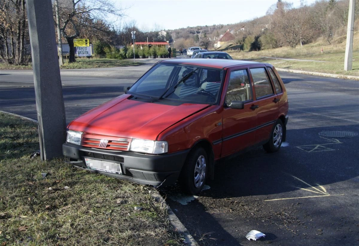 A villanyoszlopnak csapódott a Fiat