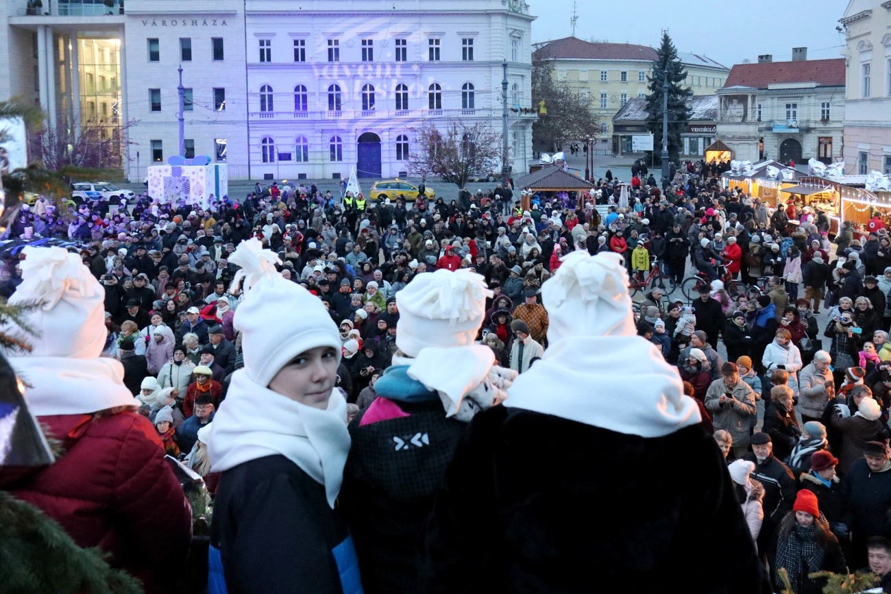 Eslő adventi gyertyagyújtás