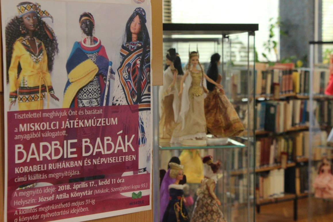Barbie babák korabeli ruhákban és népviseletben 