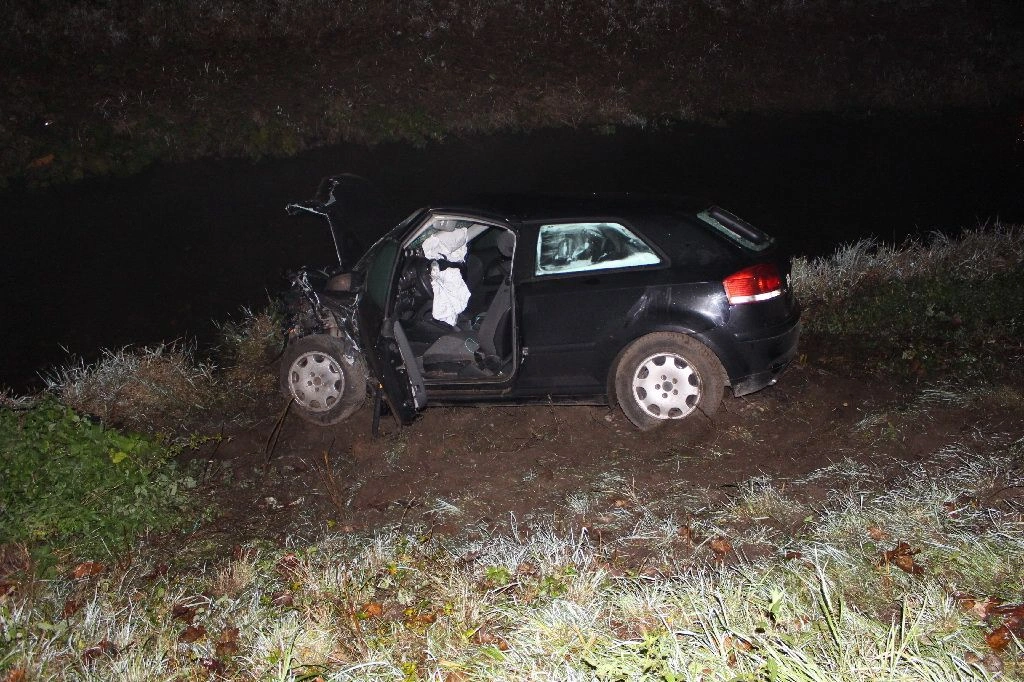 Szinva-mederben egy autó