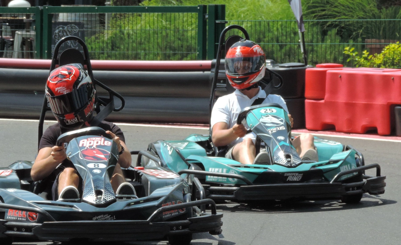 Tassi Attila és Josh Files gokart-párbajára