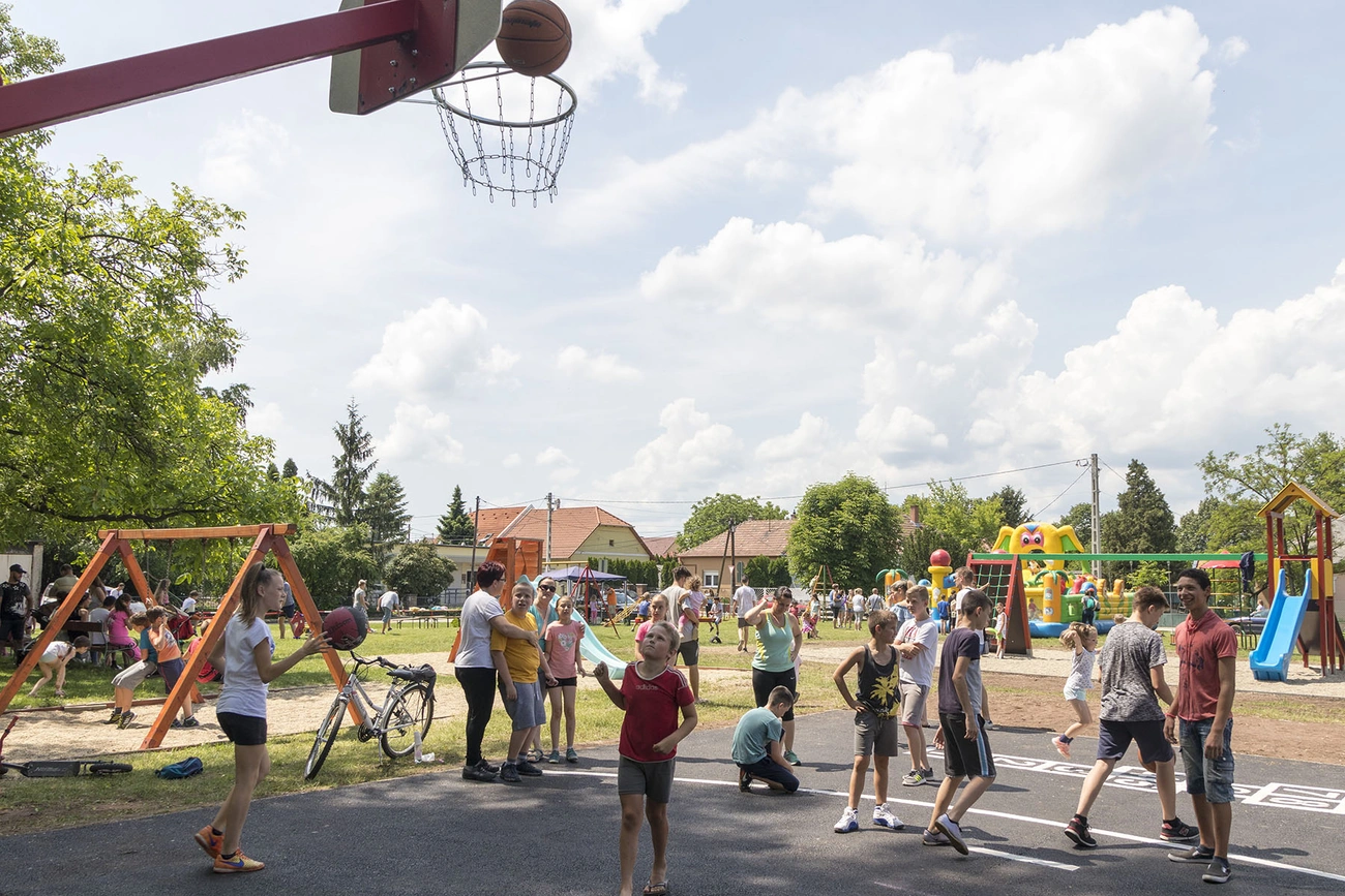 Játszótér és Streetball-pálya átadással egybekötött gyermeknap