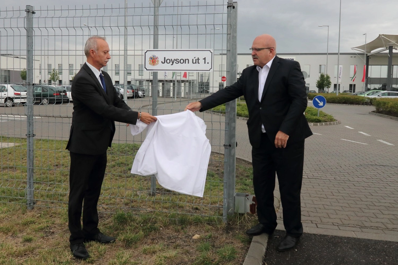 Joyson utcatábla avatása