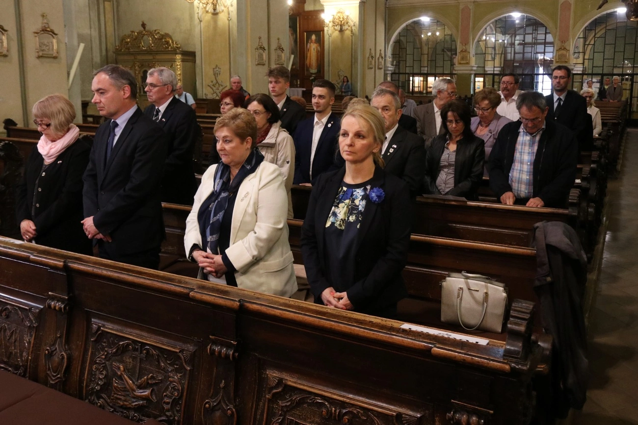 Mise és koszorúzás a katyini áldozatokért