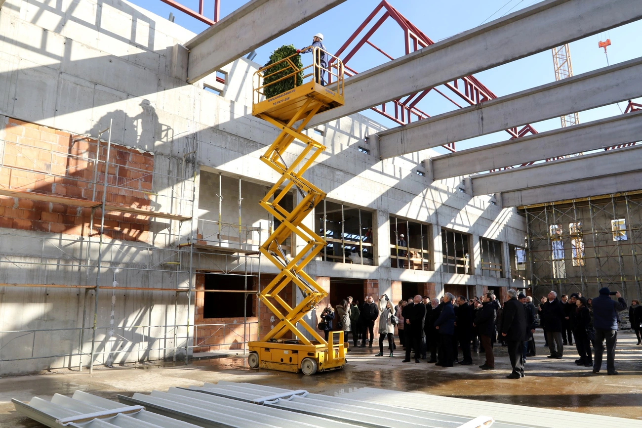 Bokréta ünnepség a Lévay gimnázium épülő uszodája és tornacsarnokában
