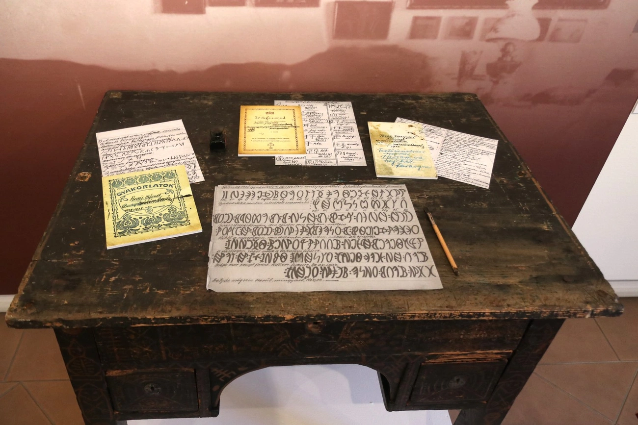 Mokry Asztala - Rovásírók Miskolcon, a Miskolc Galériában