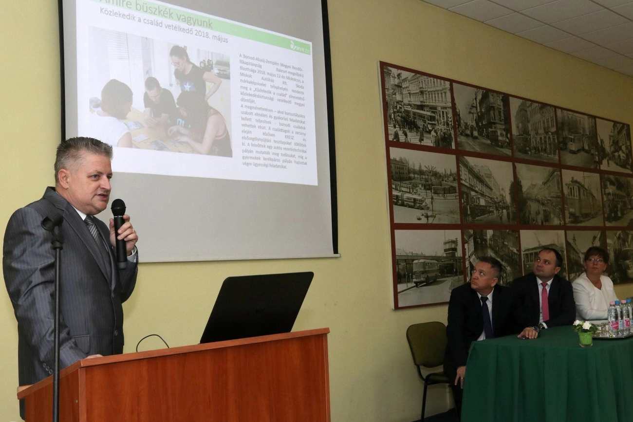 Balesetmentes kitüntetések átadása az MVK-nál