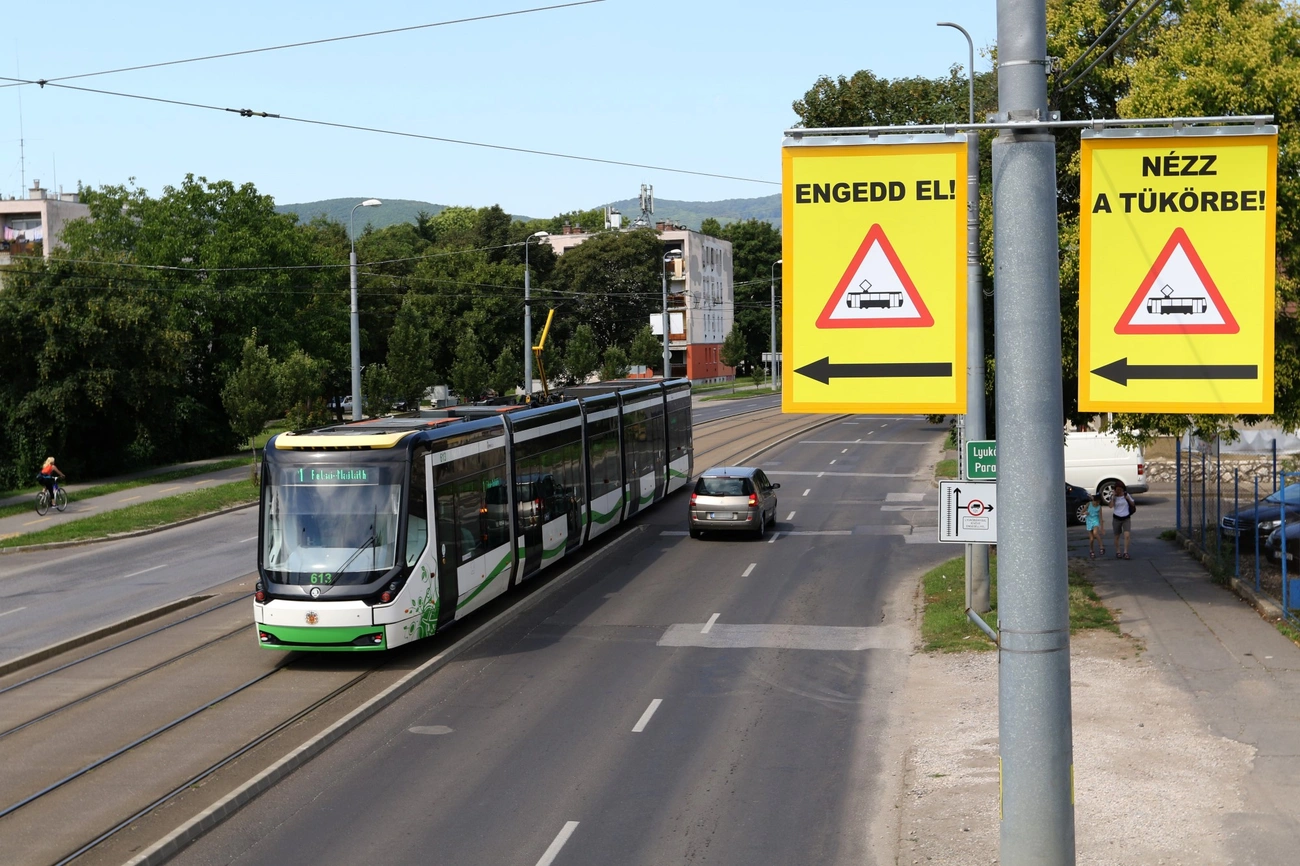 Táblákkal figyelmezteti az autósokat az MVK