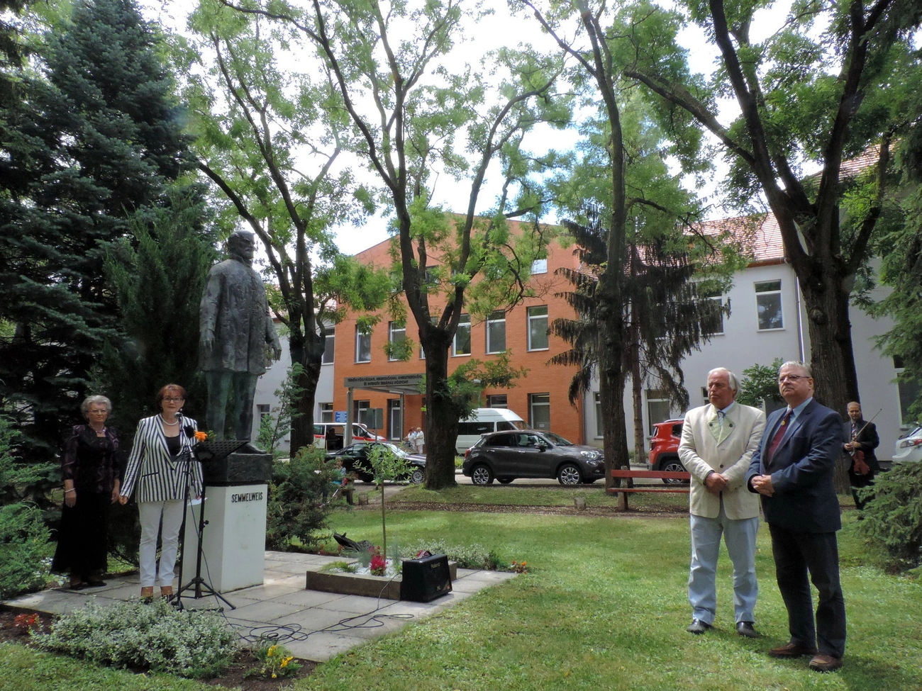Semmelweis Ignác szobrának megkoszorúzása