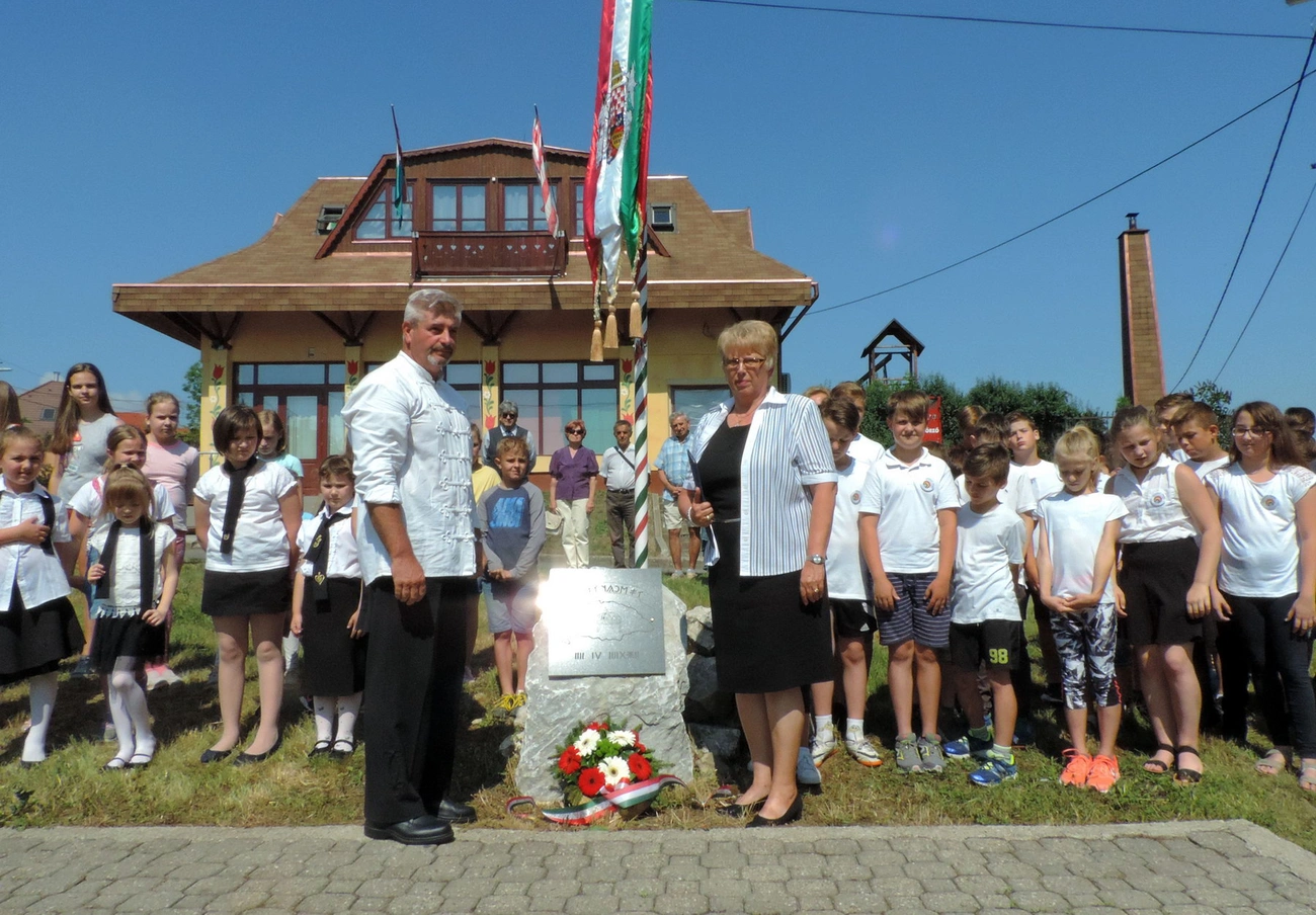 Trianonra emlékeztek a Feszty Árpád úti Országzászlónál