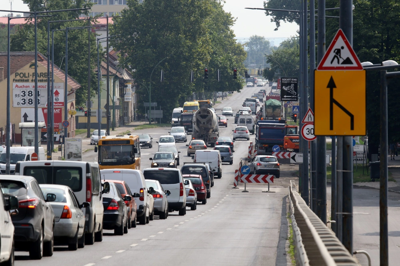Elkezdődött a József Attila utca felújítása