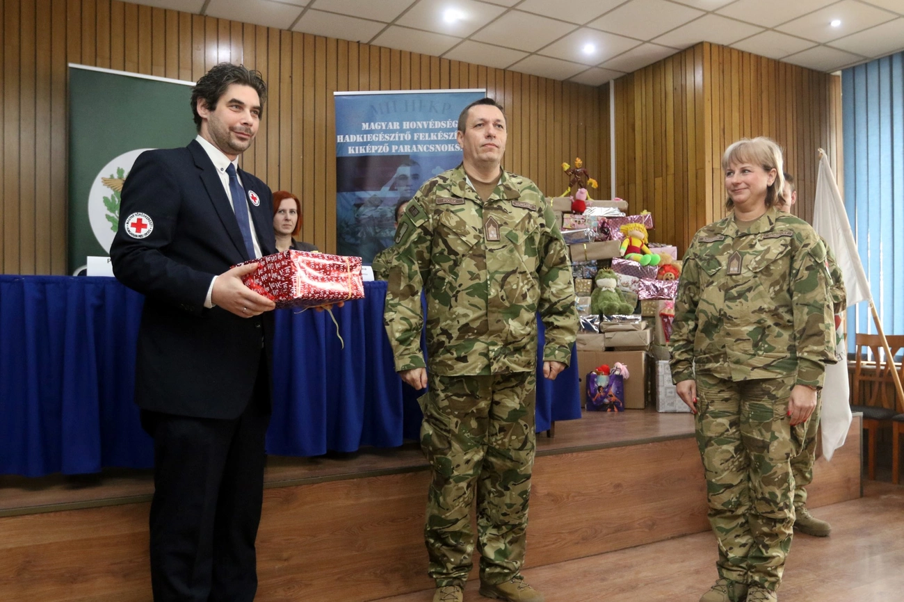 Katonák a gyermekekért adomány átadás